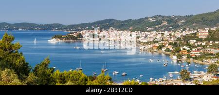 Skiathos Insel Griechenland Hafen Stadt Überblick Stadt Panorama-Blick Banner Landschaft Mittelmeer Reise Stockfoto