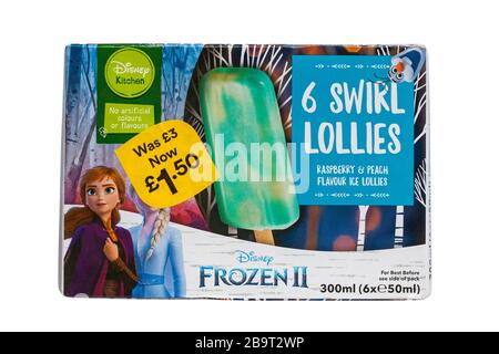 Box von Disney Kitchen Disney Frozen II 6 Swirl Lollies Himbeere & Pfirsichgeschmack Eis-Lollies isoliert auf weißem Hintergrund - reduziert wurde £3 jetzt £1,50 Stockfoto