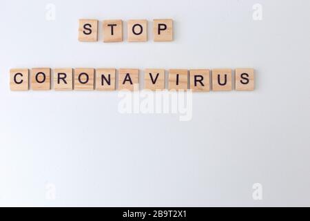 Aufschrift Stop Coronavirus auf weißem Grund mit Holzbuchstaben gesäumt. Kopierbereich Stockfoto