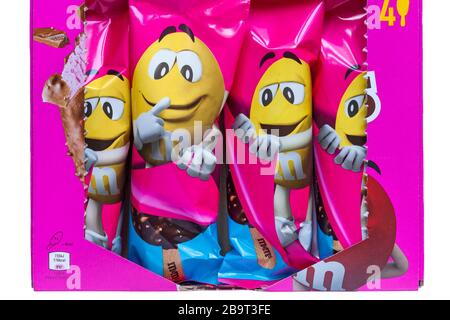 Offene Schachtel mit Erdbeergeschmack M&M's Eis Erdbeergeschmack Eis mit einer Schicht aus Kakao und M&M Schokoladenchips auf weiß Stockfoto