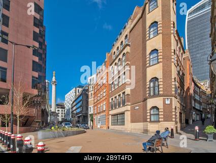 LONDON BLICKT AUF DIE DENKMALSTRASSE VOM WALROSS UND ZIMMERMANN LEWIS CARROLL PUB DEN WALKIE-TALKIE WOLKENKRATZER DAHINTER Stockfoto