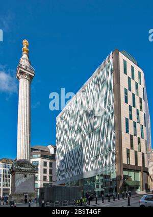 LONDON DAS DENKMAL FÜR DEN GROSSEN BRAND VON LONDON 1666 VON DER DENKMALSTRASSE AUS GESEHEN Stockfoto