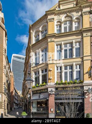 LONDON THE WALRUS AND CARPENTER LEWIS CARROLL PUB ODER ÖFFENTLICHES HAUS IN LOVAT LANE DEN WALKIE-TALKIE-WOLKENKRATZER DAHINTER Stockfoto