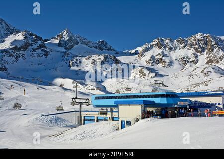 Stubai, Österreich - 23. Dezember 2015: Unidentifizierte Menschen und Bergstation der Seilbahn auf dem Stubaier Gletscher des Skigebiets Stockfoto