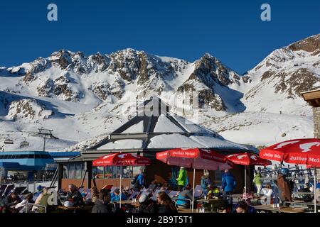 Stubai, Österreich - 23. Dezember 2015: Unidentifizierte Menschen genießen einen sonnigen Tag mit Entspannung und Sport im Skigebiet Stubaier Gletscher in den österreichischen alpen Stockfoto