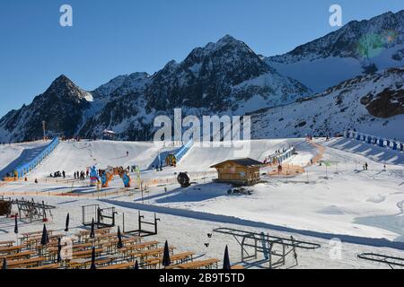 Stubai, Österreich - 23. Dezember 2015: Nicht identifizierte Menschen auf Übungshang mit Kinderlift auf dem Stubaier Gletscher des Skigebiets Stockfoto