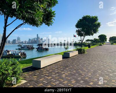 Panama, Mittelamerika / 01-13-2020 / Fischerboote und Panama-City-Skyline im Hintergrund Stockfoto