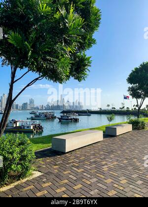 Panama, Mittelamerika / 01-13-2020 / Fischerboote und Panama-City-Skyline im Hintergrund Stockfoto