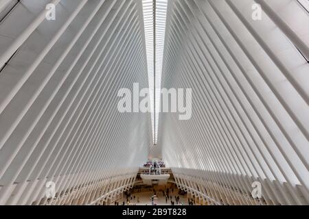 New York City, New York - 28. Februar 2020: World Trade Center Station von Santiago Calatrava in New York City, New York. Stockfoto