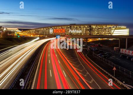 Stuttgart - 11. Januar 2020: Autobahn A8 Autobahn Messe Stuttgart Messe Bosch Parkhaus in Deutschland. Stockfoto