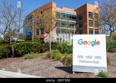 Mountain View, Kalifornien - 10. April 2019: Google Headquarter Headquarters HQ Firma Googleplex Silicon Valley Mountain View in Kalifornien. Stockfoto