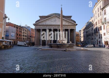 ROM, ITALIEN - 10. März 2020: Der leere Pantheon-Platz, Rom, Italien. Nach einer landesweiten Sperrung nach der Coronavirus Pandemie, Touristenattraktionen Stockfoto