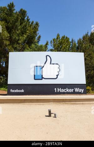 Menlo Park, Kalifornien - 10. April 2019: Facebook Headquarter Headquarters HQ Daumen nach oben wie Logo Schild Silicon Valley Portrait Format Menlo Park in Ca Stockfoto