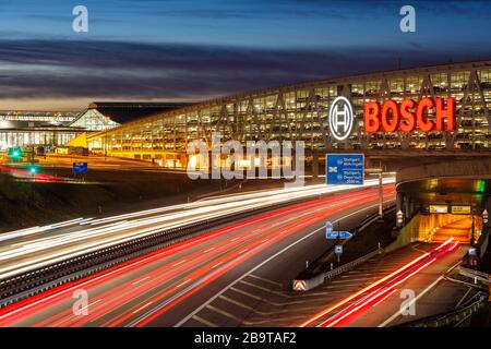 Stuttgart - 11. Januar 2020: Messe Stuttgart expo Verkehr Autobahn A8 Autobahn Messe Bosch Parkhaus in Deutschland. Stockfoto