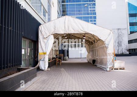 Helsinki, Finnland - 12. März 2020: Temporäre Zelte zum Screenieren und Trennen von Patienten mit Coronavirus. Vorbereitung auf den COVID-19-Ausbruch Stockfoto