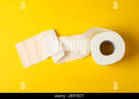 Rolle Toilettenpapier auf gelbem Hintergrund, Draufsicht Stockfoto