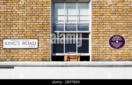 Plaque an der Wand an der Kings Road, Chelsea, London, markiert den ersten Laden (Bazaar, 1955) von Mary Quant, Modedesignerin Stockfoto