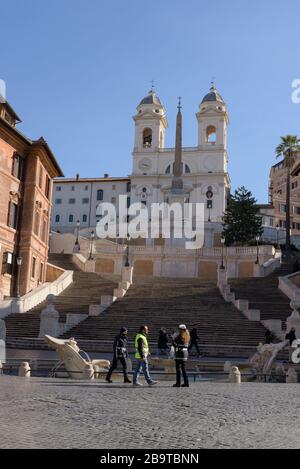 ROM, ITALIEN - 10. März 2020: Menschen, die Gesichtsmasken tragen, stoßen auf den spanischen Steps plaza, während die Polizei die Einsperrungsmaßnahmen in Rom durchsetzt. Stockfoto