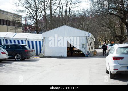 Helsinki, Finnland - 12. März 2020: Temporäre Zelte zum Screenieren und Trennen von Patienten mit Coronavirus. Vorbereitung auf den COVID-19-Ausbruch Stockfoto