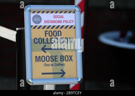 Ein Schild im Moose Box Café in Dublin als Taoiseach Leo Varadkar hat eine Reihe von umfassenden Maßnahmen zur Bekämpfung des Coronavirus eingeführt, darunter Cafés und Restaurants, die sich auf den Mitnehmen und die Zustellung beschränken. Stockfoto