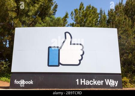 Menlo Park, Kalifornien - 10. April 2019: Facebook Headquarter Headquarters HQ thumbs up like Logo sign Silicon Valley Menlo Park in California. Stockfoto