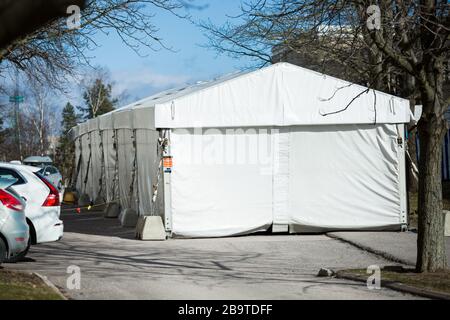 Helsinki, Finnland - 12. März 2020: Temporäre Zelte zum Screenieren und Trennen von Patienten mit Coronavirus. Vorbereitung auf den COVID-19-Ausbruch Stockfoto