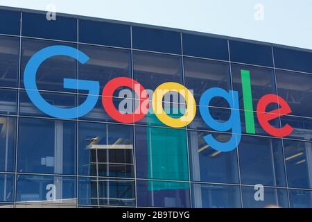 Mountain View, Kalifornien - 10. April 2019: Google-Logo Headquarter Headquarters HQ Firma Googleplex Silicon Valley Mountain View in Kalifornien. Stockfoto