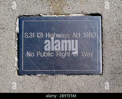 Hinweisschild "No Public Right of Way" gemäß Highways Act, 1980, in Straßenbelag auf dem Herzog von York Square, abseits der Kings Road, Chelsea, London Stockfoto