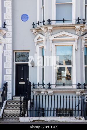 Haus in der von der blauen Plakette des English Heritage markierten Wohnung, in der Sylvia Pankhurst lebte; 120 Cheyne Walk, Chelsea, London. Stockfoto