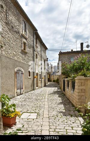 Eine enge Straße zwischen den alten Häusern von Oratino, einem mittelalterlichen Dorf in der Region Molise in Italien Stockfoto