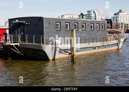 Houseboats moored on Cheyne Wharf, on the River Thames by Chelsea Embankment, next to Cheyne Walk, Chelsea, London Stockfoto