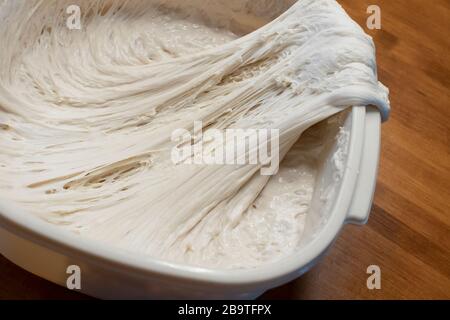 Nahaufnahme der Gluten-Stränge in einer Charge aufsteigenden Teigs Stockfoto