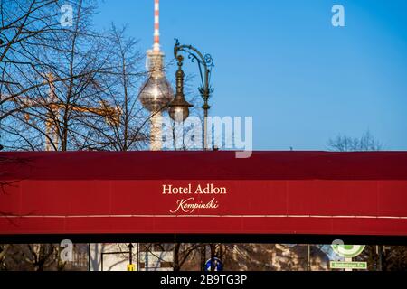 23.03.2020, das Hotel Adlon Kempinski in Berlin withte ist eines der luxuriösesten und bekanntesten Hotels in Deutschland. Sonnendach am Haupteingang des Hotels. Das Hotel Adlon ist Teil der "führenden Hotels der Welt". Aufgrund der Koronakrise muss auch dieses Haus vorerst seinen Betrieb einstellen. Weltweite Verwendung Stockfoto