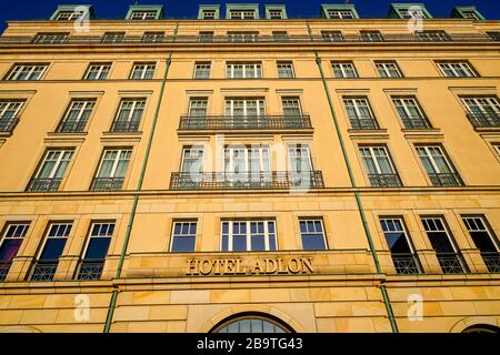 23.03.2020, das Hotel Adlon Kempinski in Berlin withte ist eines der luxuriösesten und bekanntesten Hotels in Deutschland. Schriftzug an der Seitenfassade des Hotels über dem Hotelrestaurant Quarré. Das Hotel Adlon ist Teil der "führenden Hotels der Welt". Aufgrund der Koronakrise muss auch dieses Haus vorerst seinen Betrieb einstellen. Weltweite Verwendung Stockfoto