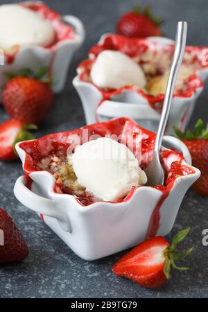 Erdbeere mit Eis in der Schüssel zerbröseln. Stockfoto