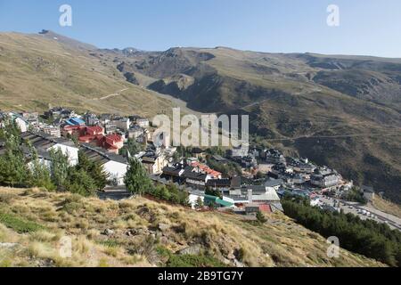 Das Dorf Pradolano, das Skigebiet Sierra Nevada in den Bergen oberhalb von Granada, Andalusien, Spanien Stockfoto