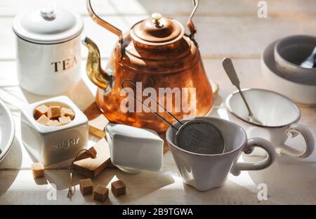 Küche Stillleben mit kupfernen Wasserkocher und keramischen Utensilien an sonnigen Tagen Stockfoto