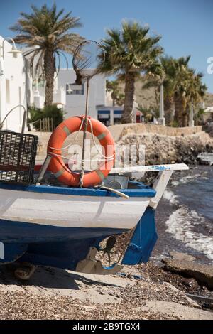 Fischerboot an der Küste bei Isleta del Moro, Almeria, Andalusien, Spanien hochgezogen Stockfoto