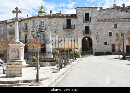 Der Hauptplatz von Oratino, einem mittelalterlichen Dorf in der Region Molise in Italien Stockfoto