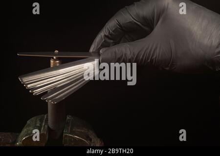 Wartung des Verbrennungsmotors. Den Abstand zwischen den Zündkerzenelektroden messen. Stockfoto