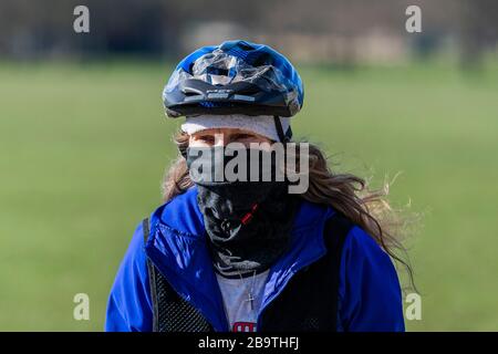 London, Großbritannien. März 2020. Eine Frau nimmt Voraurionen gegen das Virus und fällt, während sie Rollerblading ausübt - die Menschen steigen auf Clapham Common aus, um ihre Tage Sport zu treiben - die meisten üben soziale Distanzierung. Der zweite Tag des Ausbruchs der Sperrstelle in Clapham - Coronavirus (Covid 19) in London. Credit: Guy Bell/Alamy Live News Stockfoto