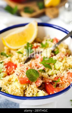 Zitrone Couscous. Couscous mit Tomaten, cucamber, Zitrone und Kräutern. Traditioneller arabischer Salat Tabbouleh Stockfoto