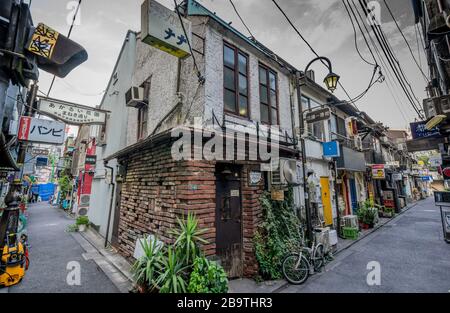 Kleine Gasse voller kleiner Bars in der Gegend von Golden Gai am Tag. Das Hotel befindet sich im Rotlichtviertel von Kabukichō, Shinjuku ward, Tokio, Japan Stockfoto