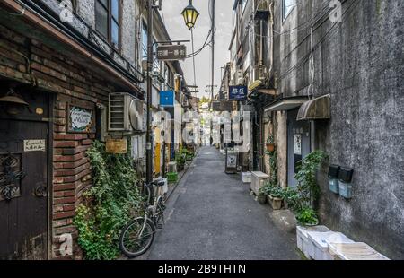 Kleine Gasse voller kleiner Bars in der Gegend von Golden Gai am Tag. Das Hotel befindet sich im Rotlichtviertel von Kabukichō, Shinjuku ward, Tokio, Japan Stockfoto