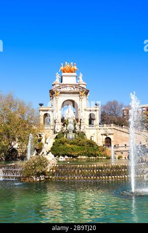 Barcelona, Spanien - 23. Februar 2020: Brunnen im Parc de la Ciutadella von Josep Fontsere namens Cascada. Der Parc de la Ciutadella liegt im Park am Nordheaster Stockfoto