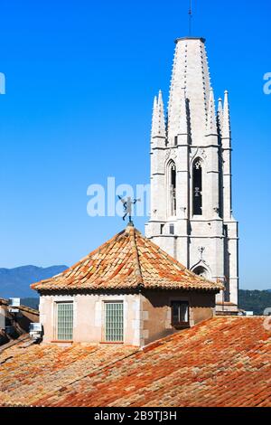 Der Turm der Basilika von Sant Feliu in Girona, Katalonien, Spanien Stockfoto