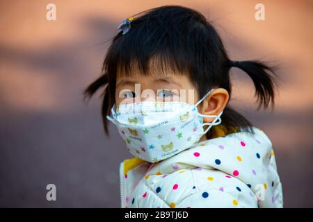 Junge Mädchen, die während der Coronavirus Pandemie in Seoul, Südkorea, Asien eine schützende Gesichtsmaske tragen Stockfoto