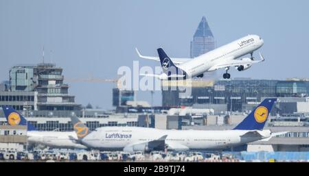 23. März 2020, Hessen, Frankfurt am Main: Ein Passagierflugzeug der Lufthansa fährt vom Flughafen Frankfurt ab. Foto: Arne Dedert / dpa Stockfoto