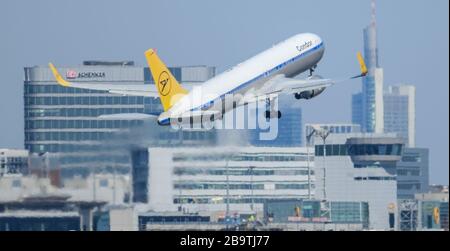 23. März 2020, Hessen, Frankfurt am Main: Ein Condor-Passagierflugzeug fährt vom Frankfurter Flughafen ab. Foto: Arne Dedert / dpa Stockfoto