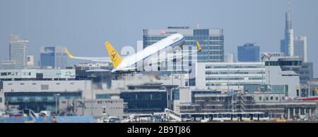 23. März 2020, Hessen, Frankfurt am Main: Ein Condor-Passagierflugzeug fährt vom Frankfurter Flughafen ab. Foto: Arne Dedert / dpa Stockfoto